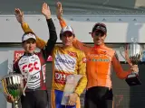 El ganador de la Vuelta a España '07, Denis Menchov (c), junto al segundo y tercer clasificados los españoles Carlos Sastre (i), y Samuel Sánchez, Euskaltel - Euskadi, en el podio de Madrid. EFE
