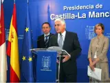 El Presidente Autonómico, J.M. Barreda, con los Vicepresidentes Fernando Lamata (izda.) y María Luisa Araújo (dcha.)