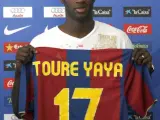 El nuevo jugador del F.C. Barcelona, el marfileño Toure Yaya, durante su presentación oficial en las instalaciones del Camp Nou. (Efe)