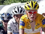 Rasmussen, seguido por Contador en la última etapa del Tour. (Reuters)