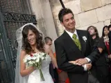 Los novios felices a la salida de la iglesia. (EFE / PACO MONTERO)