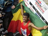 Haile Gebrselassie posa con la bandera de Etiopía tras batir el récord del maratón. (AP)
