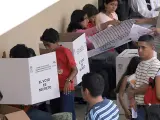 Varios ecuatorianos acuden a votar, durante las elecciones para la Asamblea Constituyente que redactará una nueva Carta Magna para el país. (Francisco Ipanaque / EFE).