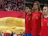 Afición y futbolistas de la selección española escuchan el himno nacional durante un partido en el Santiago Bernabéu. (Archivo)