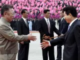 El presidente de Corea del Sur, Roh Moo-hyun, y el líder de Corea del Norte, Kim Joung-il, se saludan en Pyongyang (Efe)
