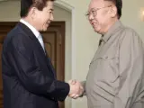 El presidente de Corea del Sur, Roh Moo-hyun, estrecha la mano de su homólogo de Corea del Norte, Kim Jong-il. (EFE)