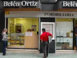 Belén Ortiz vende pan y pisos al mismo tiempo.