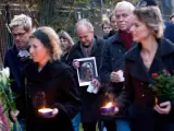 Varias personas se manifestaron frente a la embajada rusa en Estocolmo para recordar a Anna Politkovskaya (EFE/Johab Nilsson)