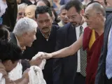 El Dalai Lama saluda a un miembro de la comunidad tibetana de Washington, poco después de pisar suelo estadounidense.
