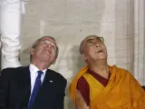 George W. Bush y el Dalai Lama examinan la cúpula del Capitolio (Foto: Reuters)