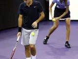 Atenta a la bola. Una recogepelotas detrás del tenista suizo Roger Federer durante el partido contra el estadounidense Robby Ginepri en el Masters Series de Madrid.