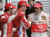 Los pilotos de Ferrari Kimi Raikkonen y Felipe Massa charlan con fernando Alonso.