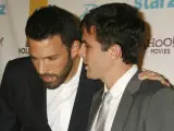 Ben Affleck (izquierda), ganó el premio al Director "Rompedor". Su hermano, Casey Affleck, también ganó en otra categoría: Actuación "Rompedora" por su película 'Gone Baby Gone'.
