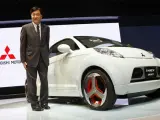 El presidente de Mitsubishi, Osamu Masuko, junto al 'concept' eléctrico que muestra la firma automovilística en Japón: i-MIEV.