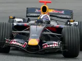 David Coulthard rueda por el circuito con su Red Bull.