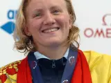 Nina Zhivanevskaya con la medalla de plata que logró en los 50 metros espalda en los Europeos de 2004 (EFE).