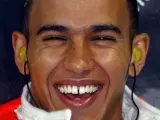 Lewis Hamilton, sonriente.