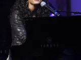 Alicia Keys toca el piano en un concierto íntimo, en Madrid.