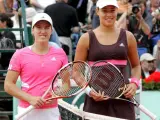 La tenista belga Justine Henin (izda) y la serbia Ana Ivanovic, protagonistas de la final (Efe).