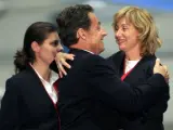 Mercedes Calleja, de Galápagos (Guadalajara) recibe un abrazo del presidente francés Nicolás Sarkozy.