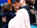 Katie Holmes besa a Tom Cruise a su llegada a la meta.