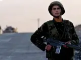 Un soldado turco patrulla en la frontera entre Turquía e Irak. (EFE)