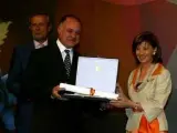 Lois Anxo Rodríguez Vázquez, presidente de la DO Ribeiro recoge el galardón de manos de la ministra de Agricultura, Elena Espinosa.