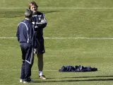 Bernd Schuster (dcha) conversa con un ayudante durante un entrenamiento. (Efe)