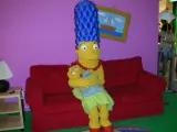 Marge sentada en el sofá de su casa.