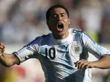 Riquelme celebra uno de sus goles con Argentina. (Efe)