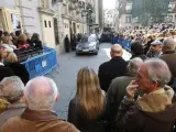 El público espera en el Teatro Español de Madrid la salida del coche fúnebre con los restos de Fernando Fernán-Gómez.