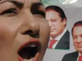 Los seguidores de Nawaz Sharif se manifiestan pidiendo su regreso.