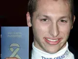 Ian Thorpe, luce sonriente un pasaporte de limpieza en los Juegos de Sydney de 2000. (REUTERS)