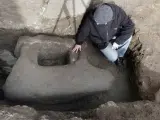 La intervención arqueológica en la torre sur de la puerta de San Vicente de la Muralla ha dejado al descubierto el verraco de piedra.