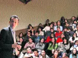 Pedro Duque, durante su charla con alumnos de Secundaria. (EFE/ A.M.)