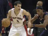 El jugador de los Raptors de Toronto José Calderón intenta vencer la marca del jugador de los Cavaliers de Cleveland Daniel Gibson. (EFE)