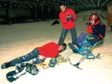 Enero y el esquí. Antonio López y Valera jugando en la nieve con Fernando Álvarez.