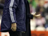 El entrenador del Real Madrid, Bernd Schuster (i) junto al entrenador del Athletic de Bilbao, Joaquin Caparrós. (LUIS TEJIDO / EFE)