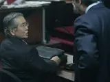 El ex presidente peruano Alberto Fujimori conversa hoy con su abogado Luis Nakasaki (EFE/Paolo Aguilar)