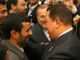 El presidente de Venezuela saluda a su homólogo de Irán en una foto de archivo.