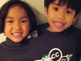 Dos niños comparten una camiseta de Creative Commons