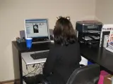 Una internauta, ante su ordenador