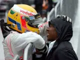 Lewis Hamilton saluda a sus padre tras vencer en el Gran Premio de Japón (EFE).