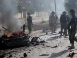 Soldados iraquíes en el lugar de la explosión de un coche bomba en la ciudad iraquí de Baquba.