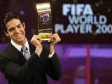 Kaká levanta su premio en la gala de la FIFA en Zúrich. (Reuters)
