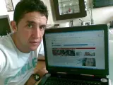 Carlos Sastre, con la página de deportes de 20minutos.es abierta en su ordenador.