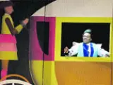 Comediants aporta una explosión de color a la escenografía de La Cenerentola (Brett Coomer).