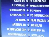 Una pantalla muestra los emparejamientos de los octavos de final de la Champions League 2007-08, durante el sorteo celebrado hoy en Nyon (DENIS BALIBOUSE / REUTERS)