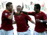 Francesco Totti (i) celebra con De Rossi (c) y Mancini un gol. (Efe)