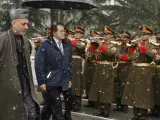 Romano Prodi con su homólogo Hamid Karzai, en su llegada a Afganistán.